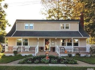 1422 Clark St, Merrick, NY 11566