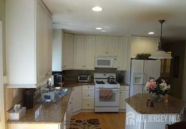 246 Fresh Ponds Rd — Photo 16