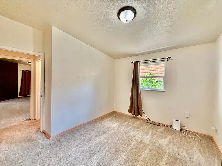 225 N Institute St — Photo 12