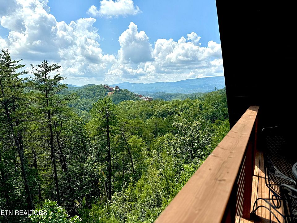 4th image of 932 Falcon View Way