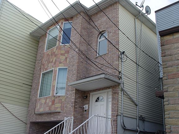 BRICK FACE/VINYL SIDINGS