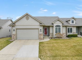 8932 Stonepointe Ln, Johnston, IA 50131