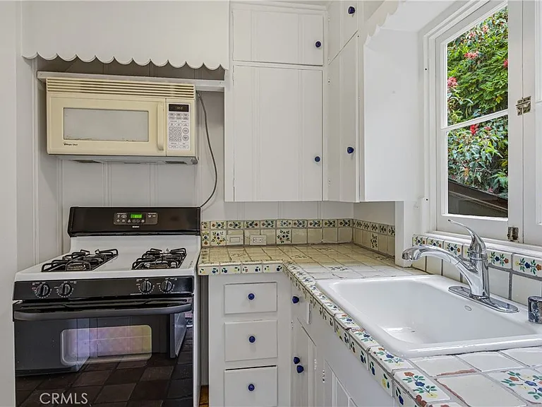 550 Saint Anns Dr — Photo 8