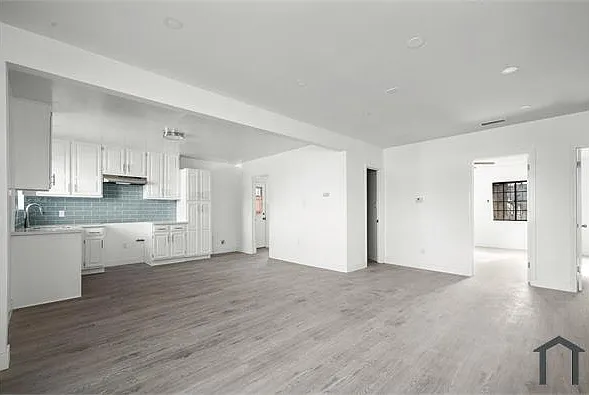 3454 Hunter St — Photo 2