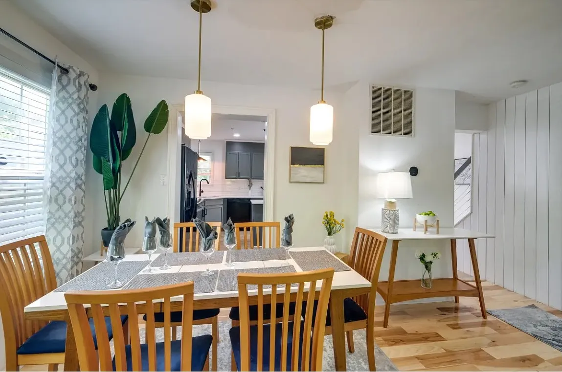 4 bed, 2.5 bath, 1800 sqft, $5,500 — Photo 2