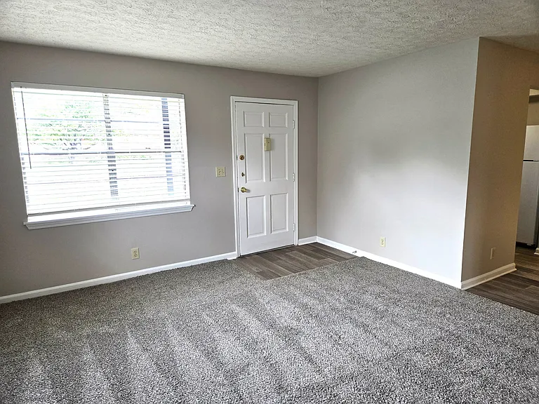 Del Rio Apartments — Photo 13