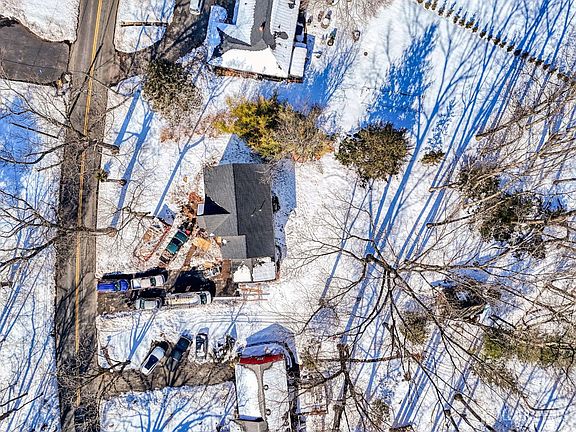 4th image of 290 Fresh Ponds Rd S