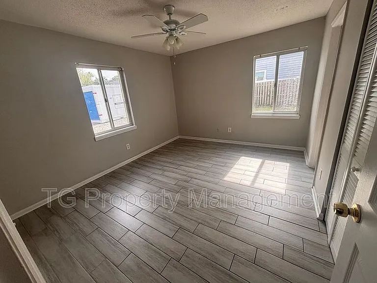 402 Lower 8th Ave S #5 — Photo 6