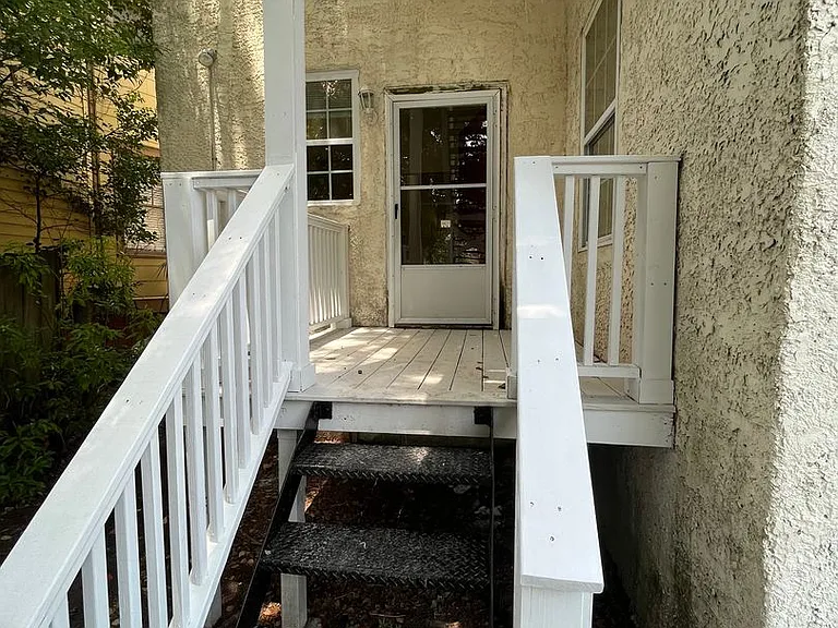 825 E Henry St — Photo 15