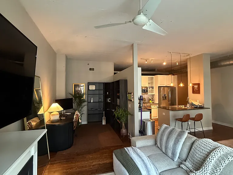 910 W Madison St #702 — Photo 4