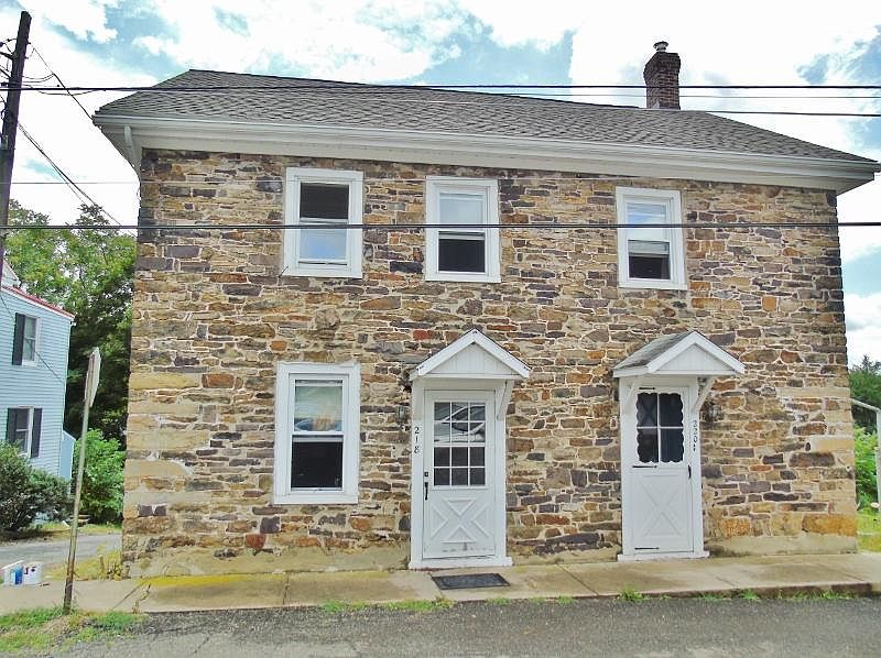 Left side is 218 Green St.