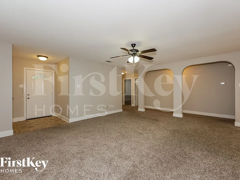 607 Lentisco Dr — Photo 2