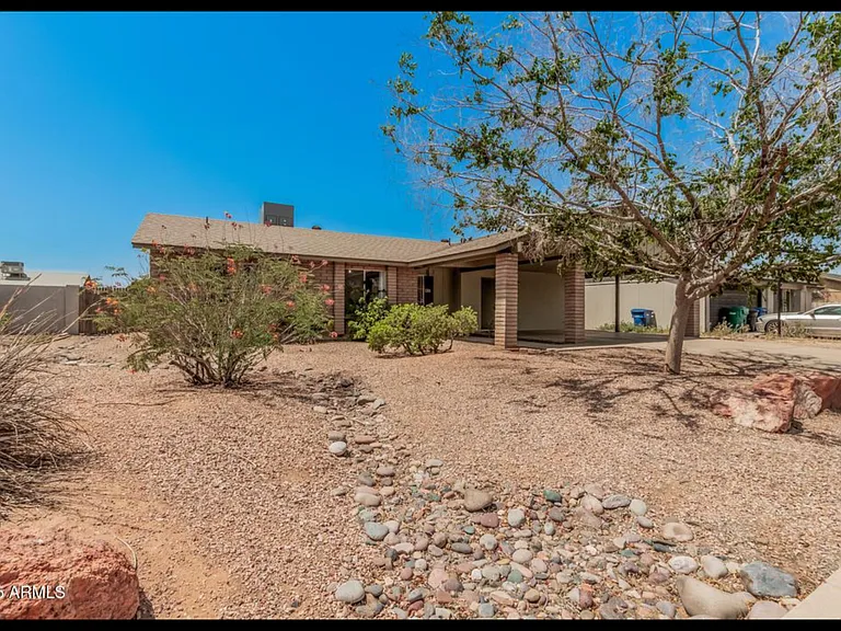 2447 E Holmes Ave — Photo 2