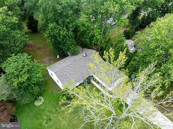 3rd image of 223 Dickens Ct