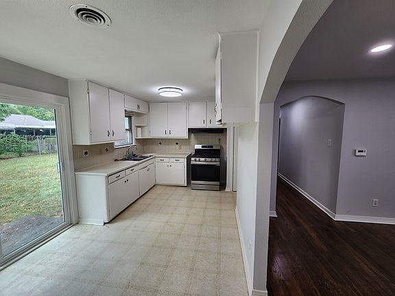 4th image of 913 E Summit St