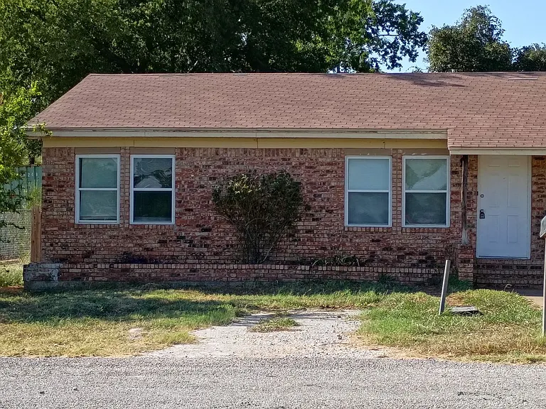 901-903 Meadowlark Cir — Photo 1