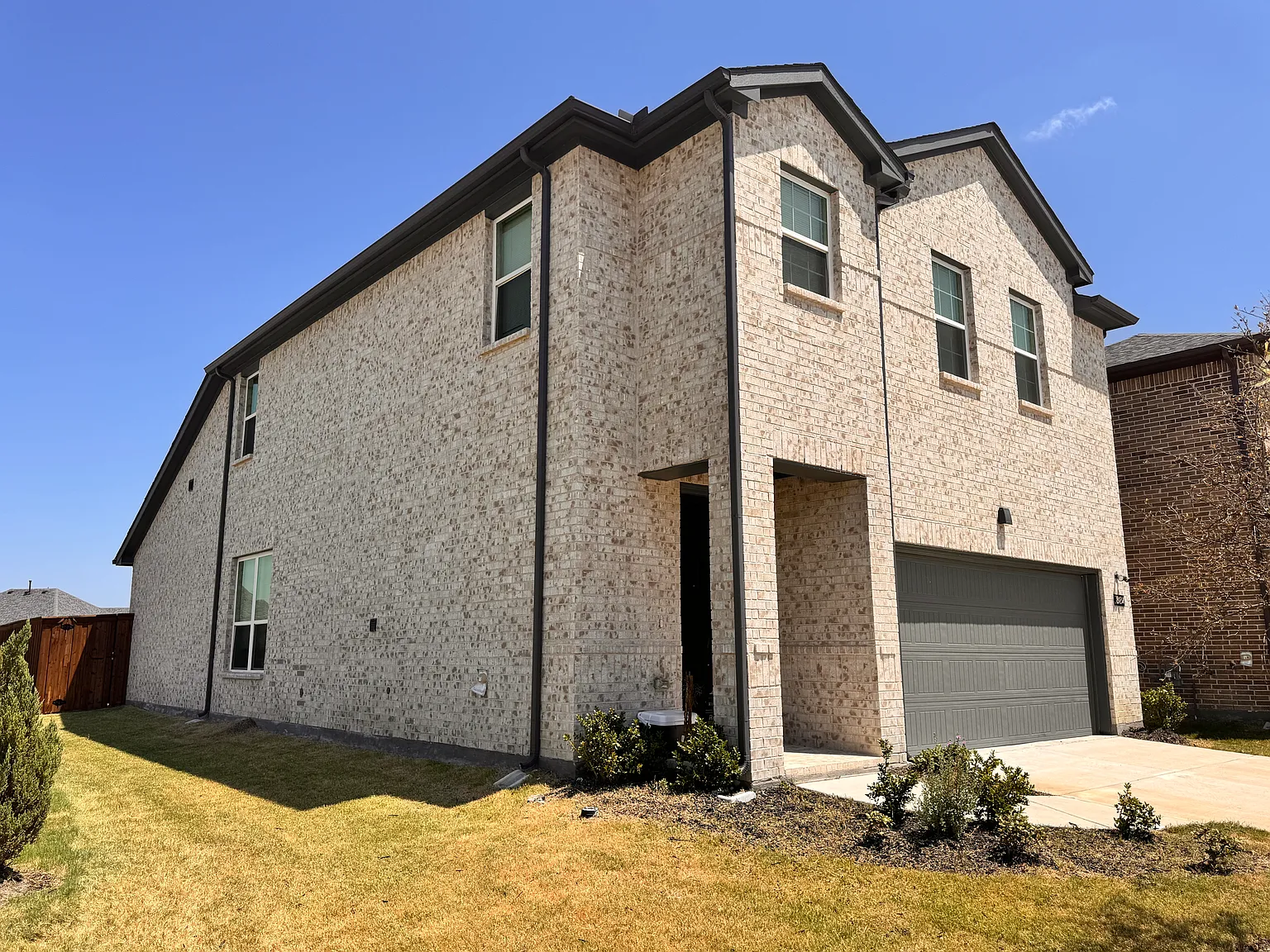 4 bed, 2280 sqft, $2,299 — Photo 2