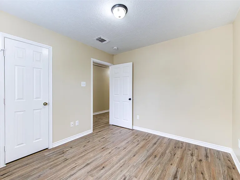 605 Center St #B — Photo 2