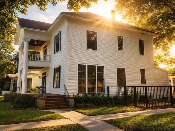 307 Burleson St, Smithville, TX 78957