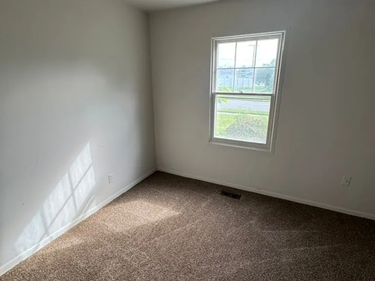 608 Warwick Ave — Photo 6