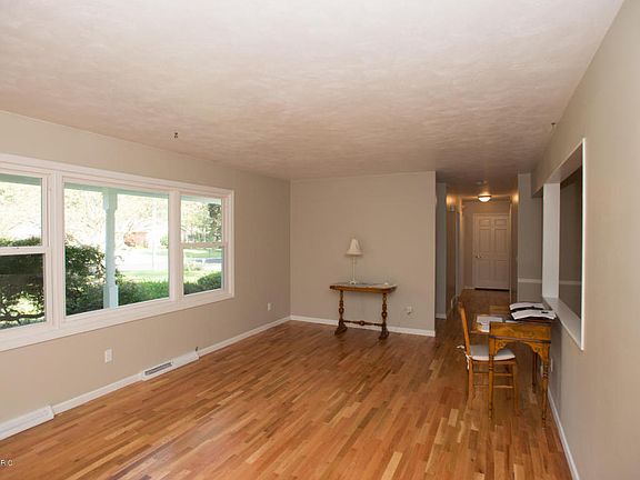 4th image of 496 S Moorland Dr