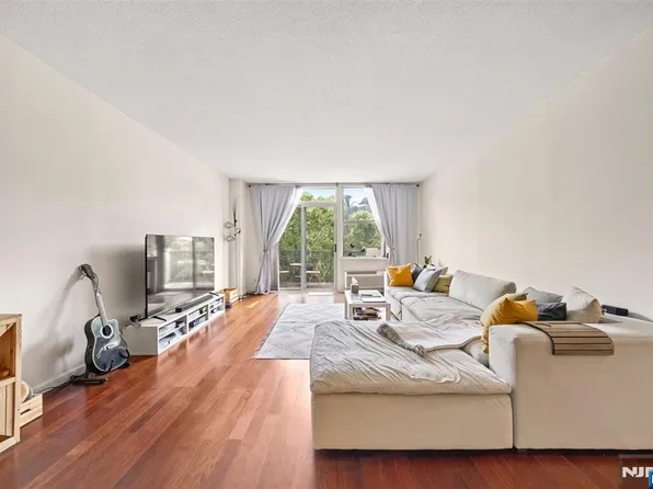 100 Grand Cove Way #5H, Edgewater, NJ 07020