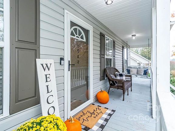 3rd image of 1642 Amanda Ln