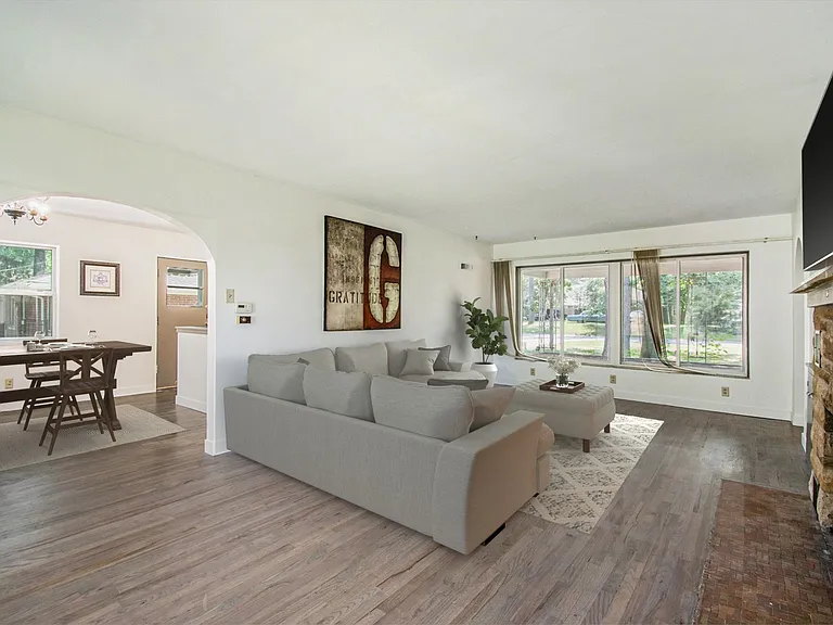 1617 Oak Park Dr — Photo 2