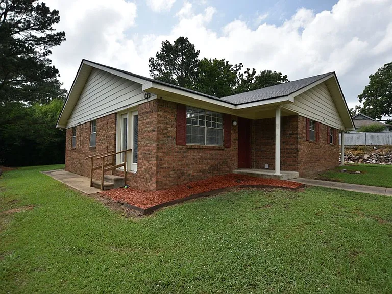 124 Carpenter Ct — Photo 1