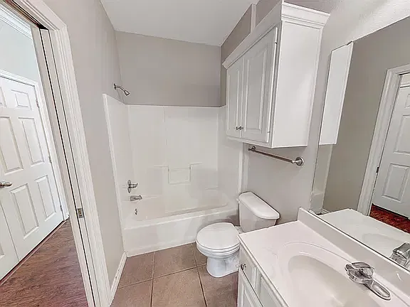 3 bed, 1300 sqft, $2,050 — Photo 4