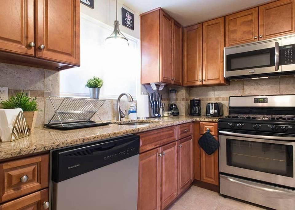 1st image of 17 Oxford Cir #2B