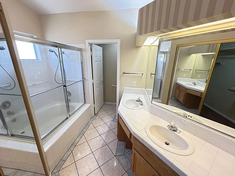 4552 Bradpoint Dr — Photo 34