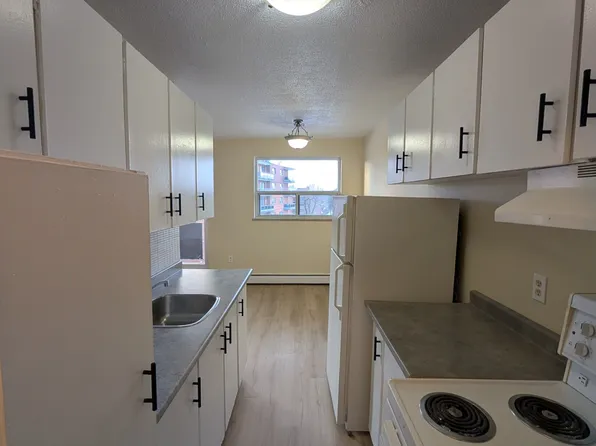 2685 King St E #212, Hamilton, ON L8K 1Y4