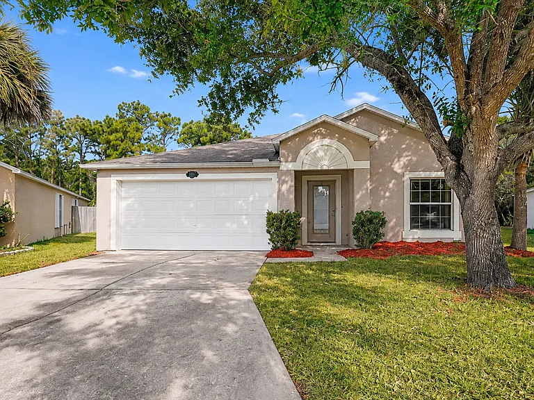 560 Benton Dr — Photo 1