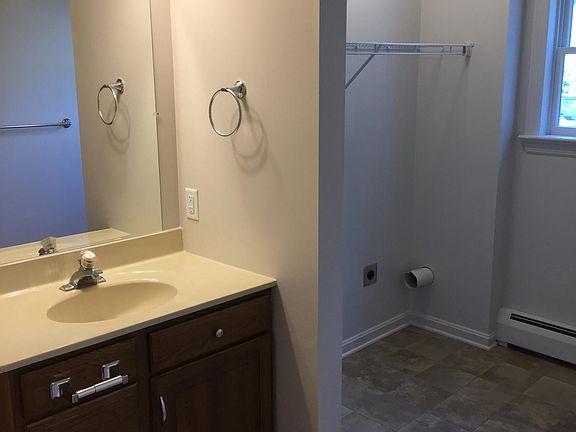 Bathroom w/ WD hookup 