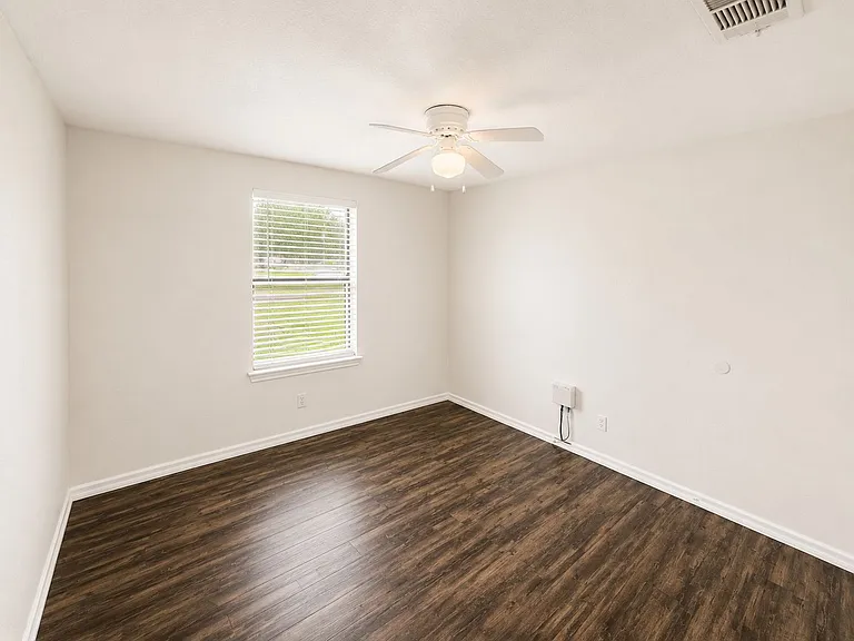 203 W Willow St — Photo 13