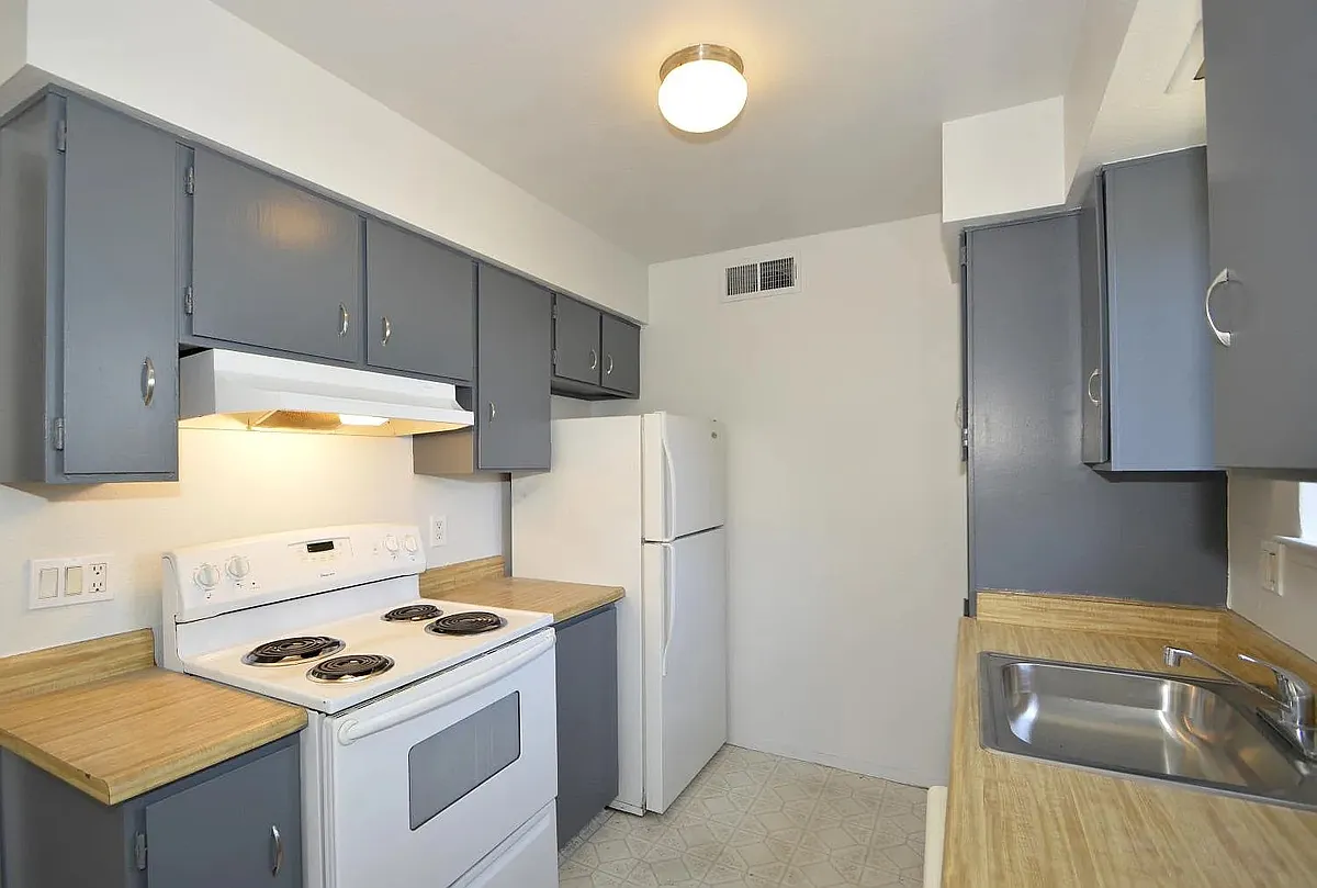 Building Photo - 1550 W Ashlan Ave #219