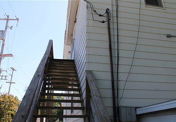 DIRECT PRIVATE ENTRANCE IN BACK OF HOME