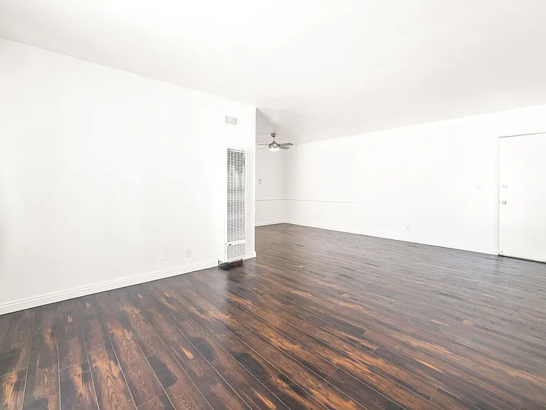 Hollyview Apartments — Photo 22