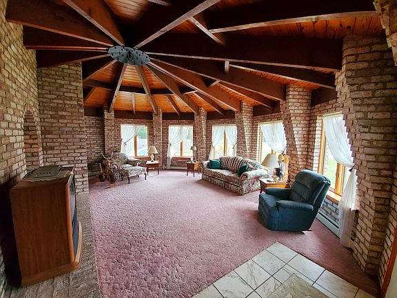Huge Great room with exposed beams! Gorgeous!