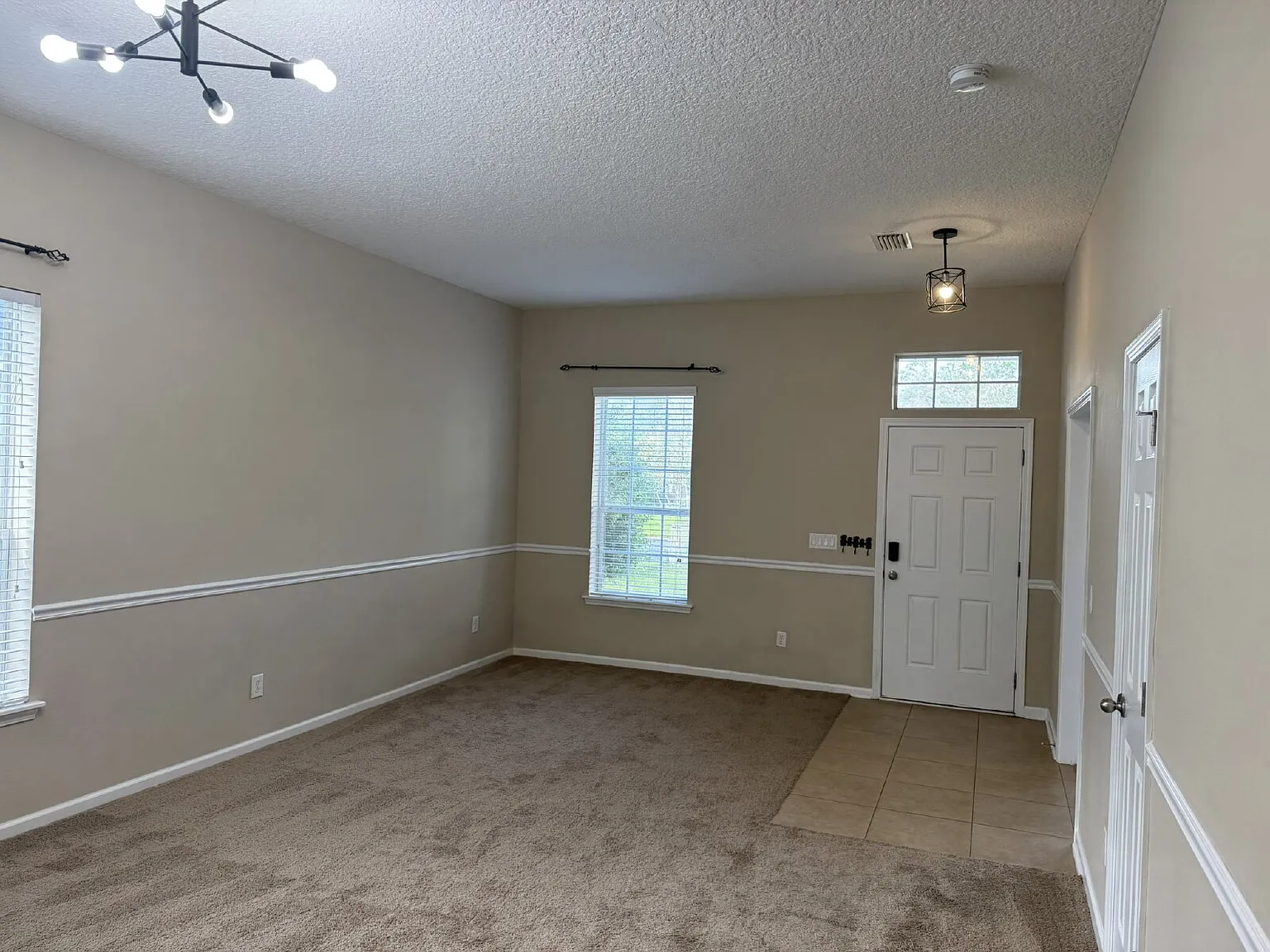 4 bed, 2.0 bath, 2304 sqft, $2,500 — Photo 4