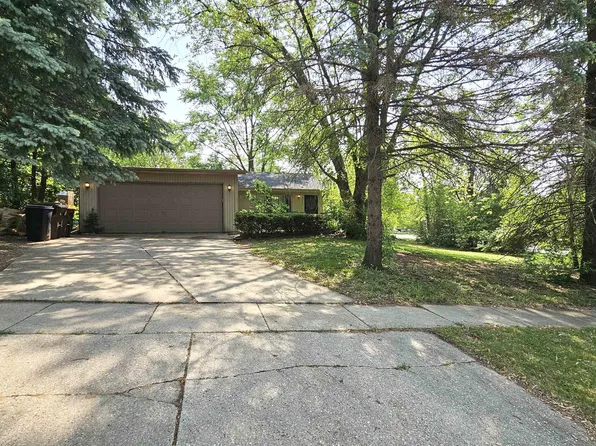 4111 Woodlake Ct, Loves Park, IL 61111