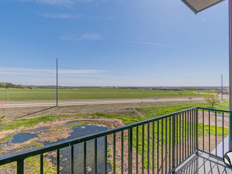 Chateau at Yankee Hill Apartments — Photo 44