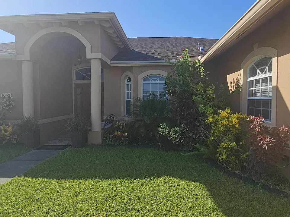 1052 SW Canary Ter