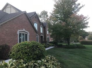 541 Oakbridge Dr, Rochester, MI 48306