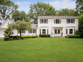66 Leslie Ln, Smithtown, NY 11787