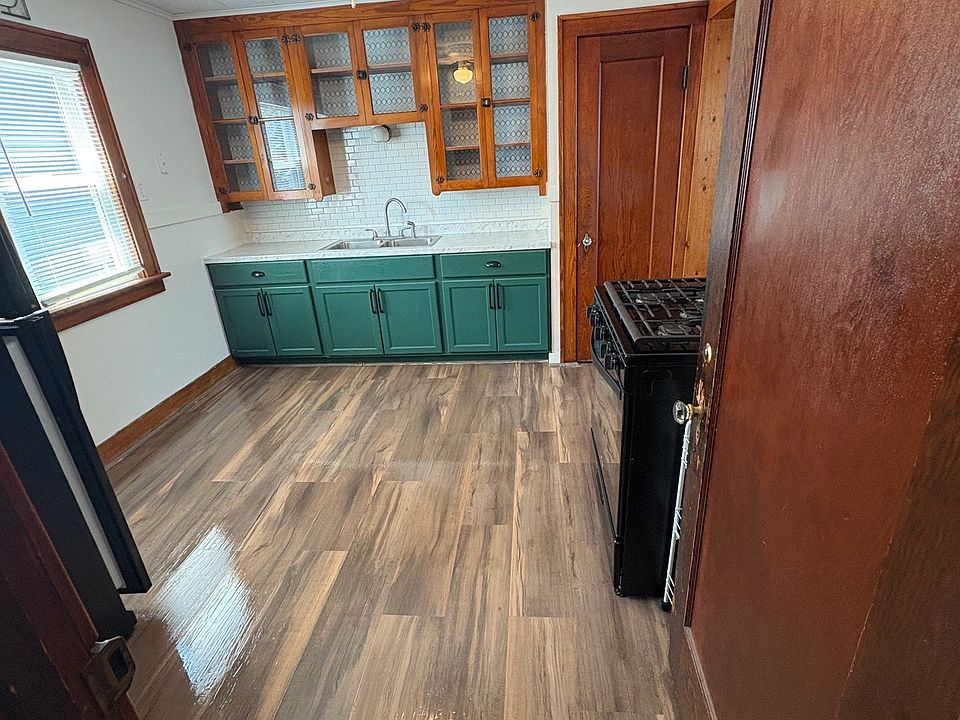 Kitchen with newer appliances, flooring, lower cabinets and counter top.