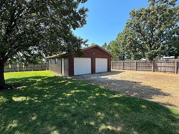 Detached Garage 