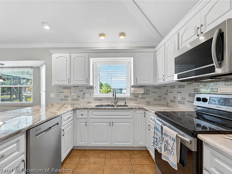 105 Fern Ct — Photo 2