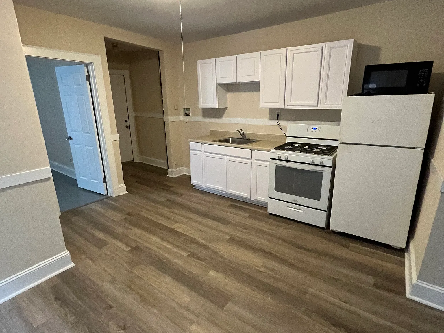 3 bed, 1000 sqft, $1,475 — Photo 1